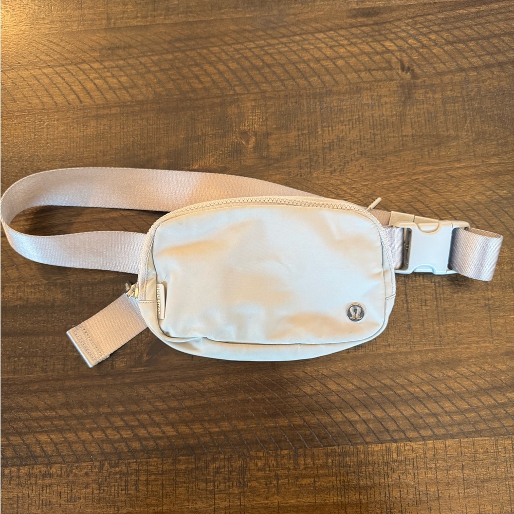 Lululemon Everywhere Women's Adjustable Belt Bag - Gray